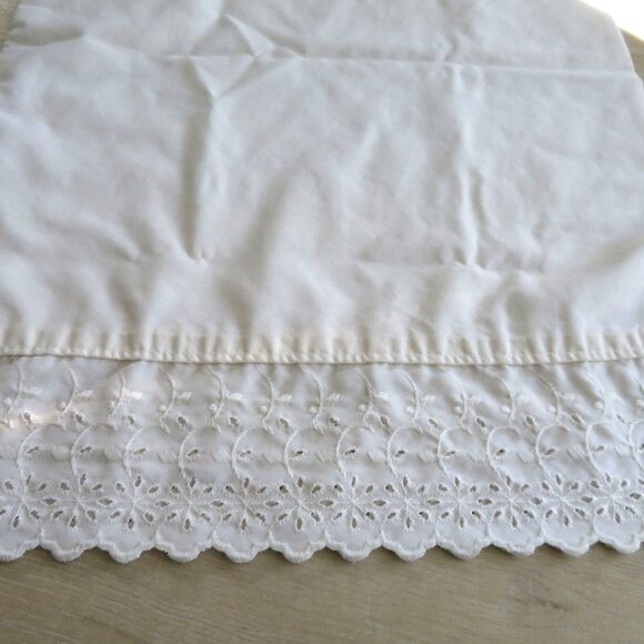 Vintage Martha Stewart Everyday Standard Pillowcases Pair of 2 Eyelet Scalloped - Picture 12 of 13
